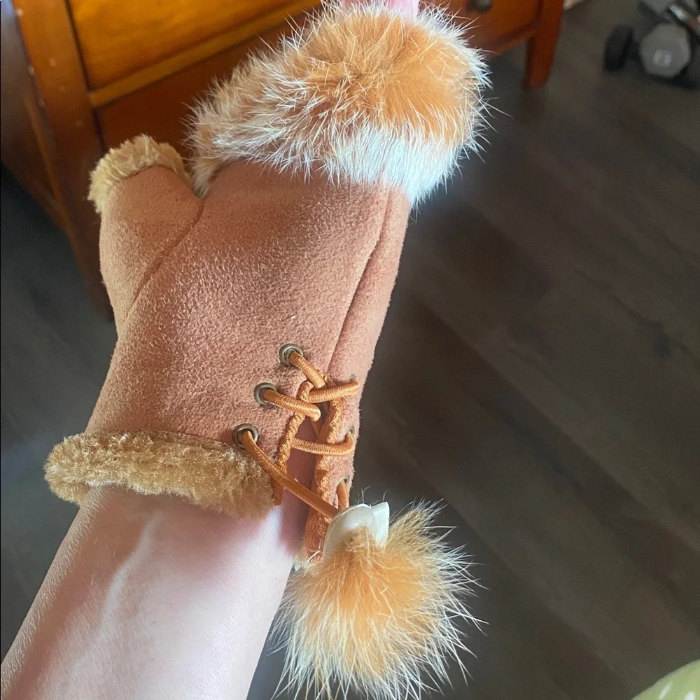 NWT Light Brown Cut-out Gloves Faux Fur Lining & Trim, adjustable side lacing.